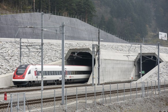 ARCHIVBILD - SBB PLANT EXPRESSZUG &quot;SUPERVELOCE&quot; MIT WELCHEM DIE DISTANZ ZUERICH - MAILAND IN UNTER 3 STUNDEN ERREICHBAR WUERDE - Ein Personenzug faehrt ein im Tunnelportal Nord beim Probebet ...