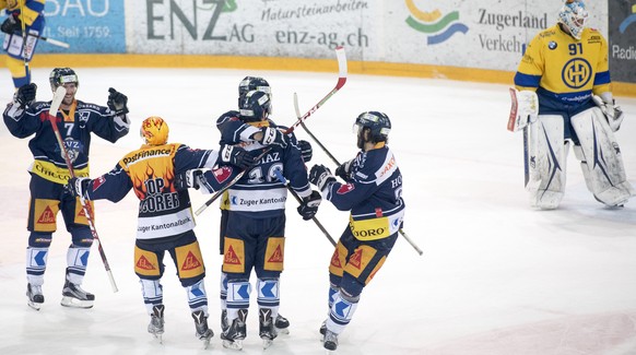 Die Zuger feiern das 2:0 beim ersten Eishockey Playoff Halbfinalspiel der National League A zwischen dem EV Zug und dem HC Davos am Dienstag, 21. Maerz 2017, in Zug. (KEYSTONE/Urs Flueeler)