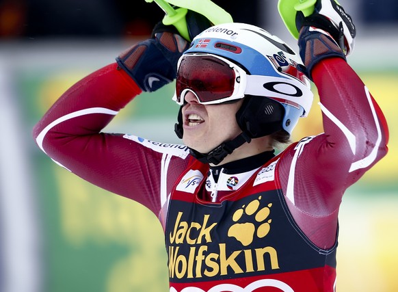 ... und Henrik Kristoffersen bejubelt die kleine Slalom-Kugel.