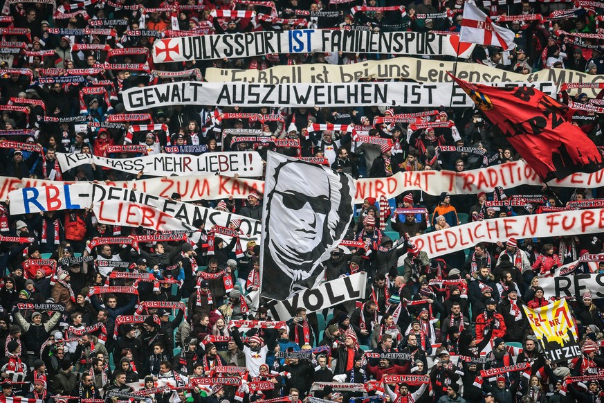 epa05785102 RB Leipzig fans cheer before the German Bundesliga soccer match between RB Leipzig and SV Hamburg in Leipzig, Germany, 11 February 2017. EPA/FILIP SINGER (EMBARGO CONDITIONS - ATTENTION: D ...