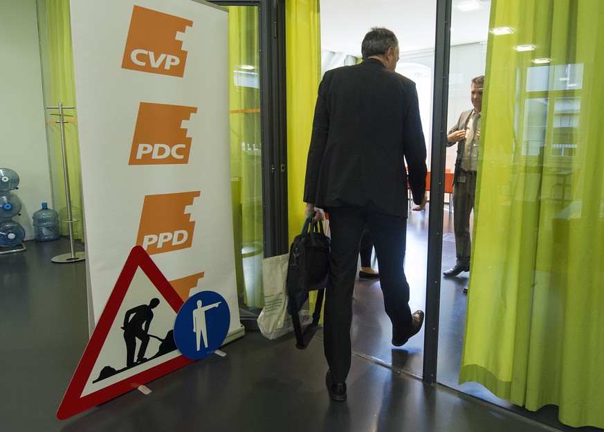 Baustelle CVP: Parteichef Christophe Darbellay auf dem Weg zu einer Medienkonferenz.