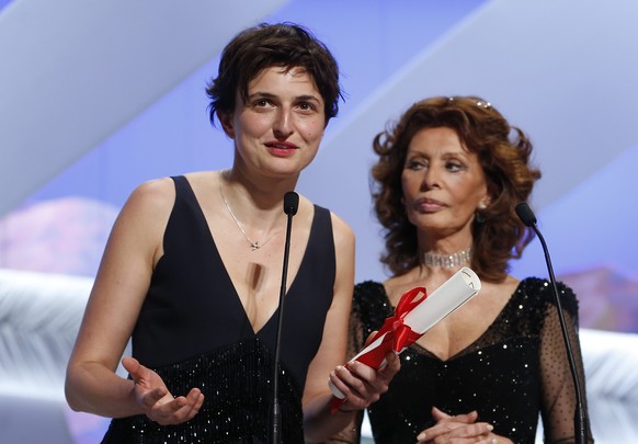 Alice Rohrwacher nimmt ihren Grand Prix für «Le Meraviglie» aus der Hand von Sophia Loren entgegen.