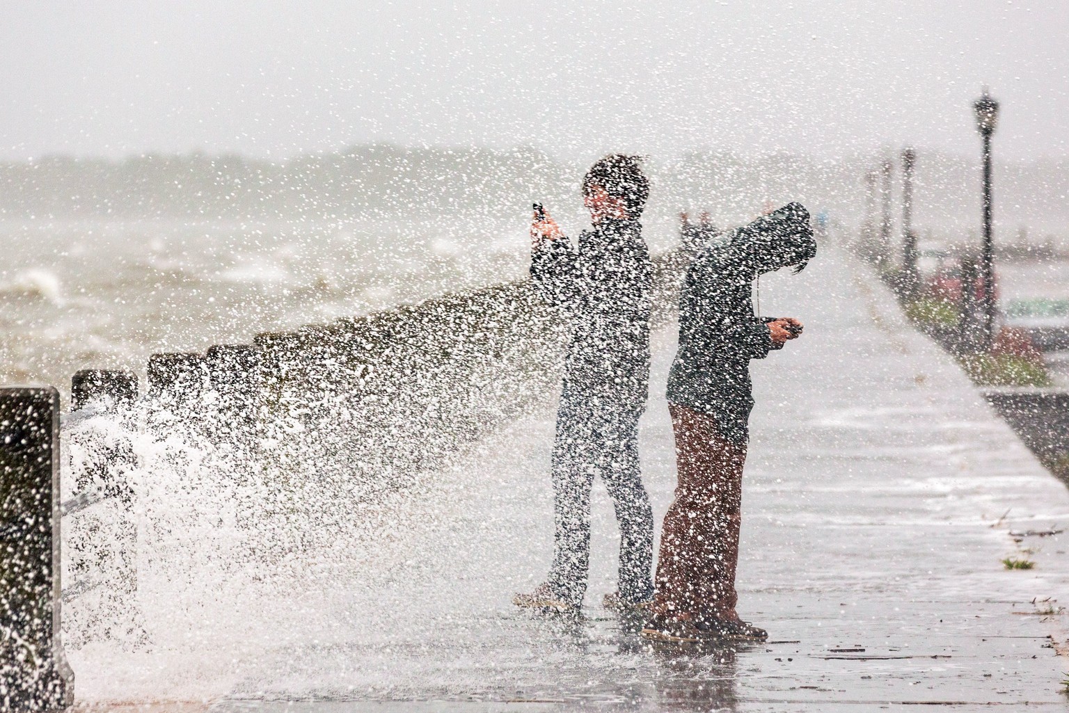Charleston, South Carolina: Touristen fotografieren die gewaltigen Wellen, die Hurrikan «Joaquín» gegen die Küste peitscht.
