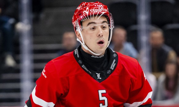 Nachrichten Linkding Gavin Bayreuther (LHC), gauche, avec le gardien Kevin Pasche (LHC), droite, reagissent lors du match du championnat suisse de hockey sur glace de National League entre Lausanne HC, LHC, et SC Bern, SC ...