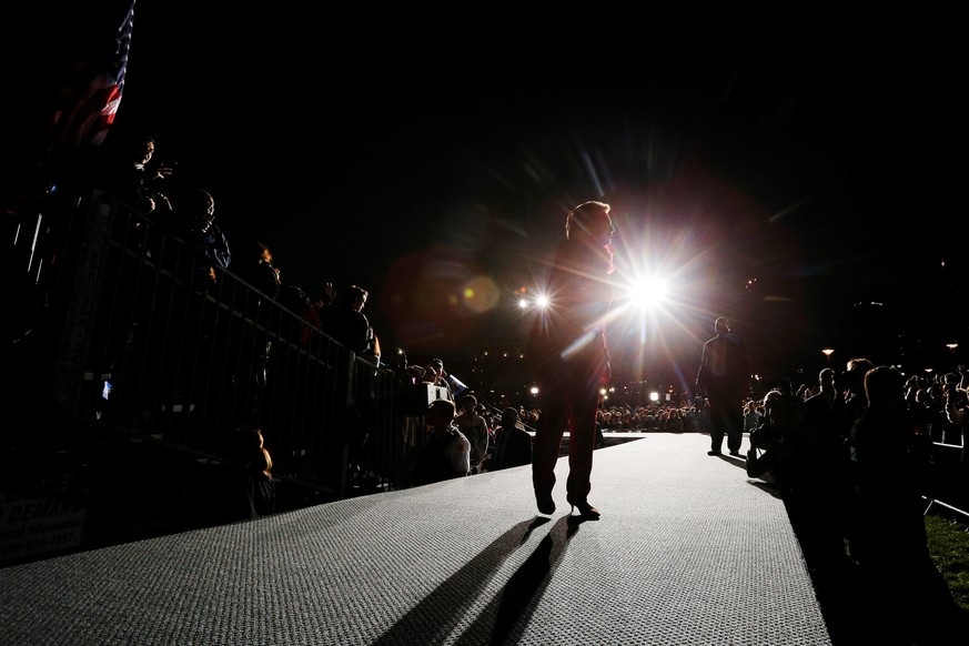 U.S. Democratic presidential nominee Hillary Clinton acknowledges the crowd at a campaign rally in Cincinnati, Ohio, U.S. October 31, 2016. REUTERS/Brian Snyder