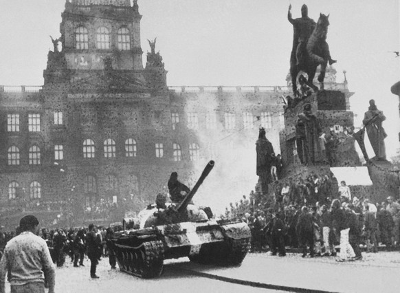 Russische Panzer am 21. August 1968 auf dem Prager Wenzels-Platz. Bundeskanzlerin Angela Merkel hat dazu aufgerufen, den &quot;Prager Fruehling&quot; nicht zu vergessen. Merkel widmete dem Versuch, ei ...