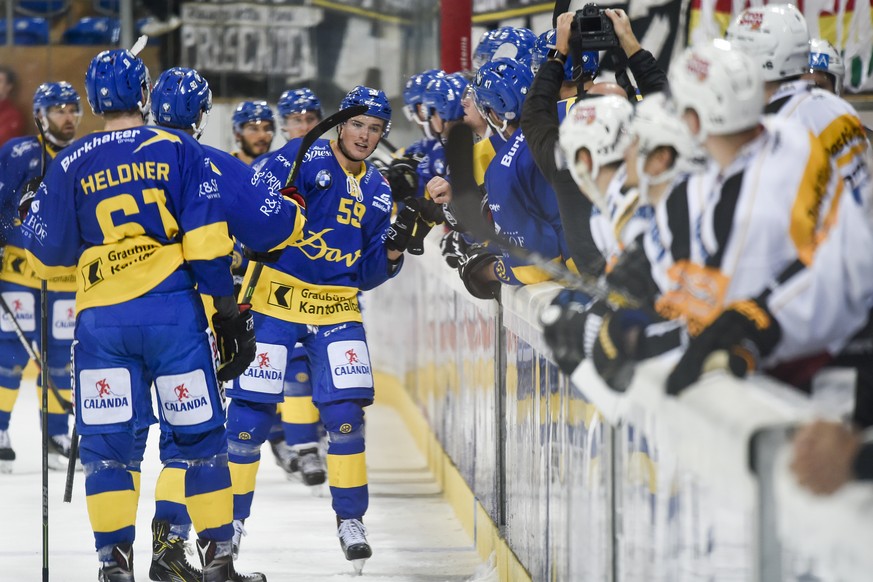 Dario Simion von Davos, Mitte, feiert seinen Treffer zum 1-1, beim Eishockey-Qualifikationsspiel der National League A zwischen dem HC Davos und dem HC Lugano, am Sonntag, 25. September 2016, in der V ...