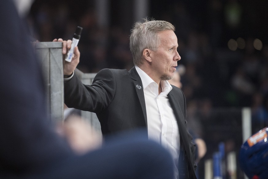 ZSC Headcoach Hans Wallson waehrend dem Eishockey-Meisterschaftsspiel der National League zwischen den ZSC Lions und dem EHC Kloten, am Samstag, 30. September 2017, im Hallenstadion in Zuerich. (KEYST ...