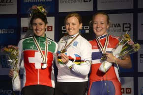 Weltmeisterin Kathrin Stirnemann, flankiert von Linda Indergand und&nbsp;Ingrid Jacobsen.