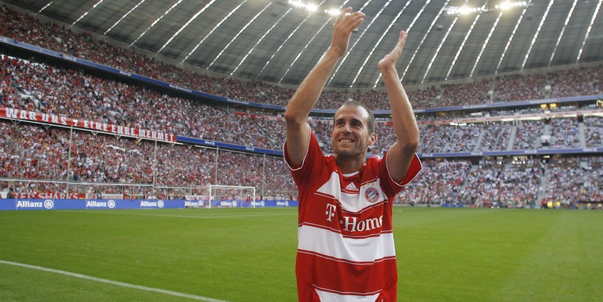 Munich&#039;s Mehmet Scholl applauds during his lap of honor during a friendly soccer match between FC Bayern Munich and FC Barcelona in the Allianz Arena in Munich, southern Germany, on Wednesday, Au ...