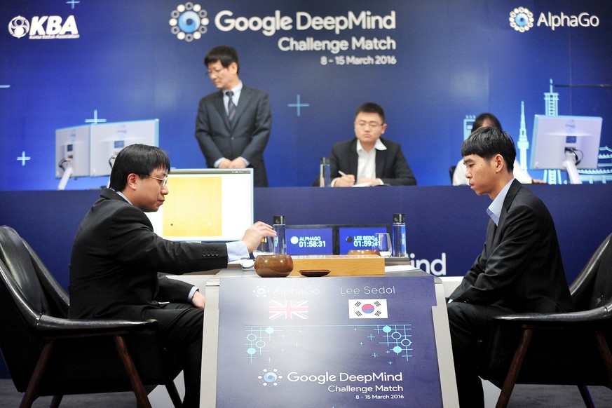 Der wohl weltbeste Go-Profi Lee Sedol (links) spielt fünf Partien gegen die Deepmind-Software AlphaGo.