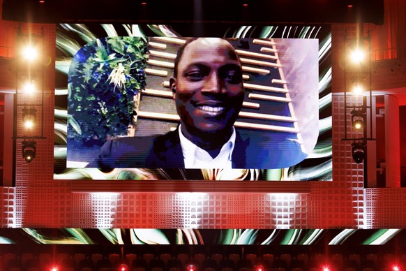 Nachrichten Linkding epa11763650 Abou Sangare, winner in the European Actor category for "Souleymane's Story" reacts on a screen during the gala of the 37th European Film Awards at the Culture and Conventio ...