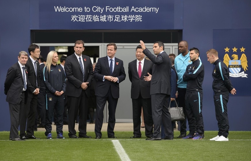 Chinas Staatspräsident Xi Jingping lässt sich Manchester City erklären – wenig später steigen Chinesen beim Klub ein.