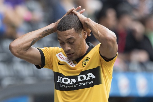 YBs Guillaume Hoarau aus Frankreich verlaesst verletzt das Spielfeld im Fussball Super League Spiel zwischen den Berner Young Boys und Lausanne Sport, am Samstag, 20. August 2016, im Stade de Suisse i ...