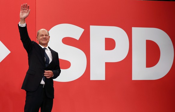 epa09490252 Olaf Scholz, chancellor candidate of the German Social Democrats (SPD), waves to supporters in reaction to initial results at SPD headquarter during the Social Democratic Party (SPD) elect ...