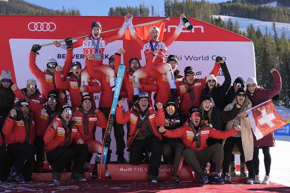 Nachrichten Linkding Second place finisher Switzerland's Marco Odermatt, top left, and first place finisher Justin Murisier, top right, celebrate with teammates and coach after a men's World Cup downhill skiing  ...