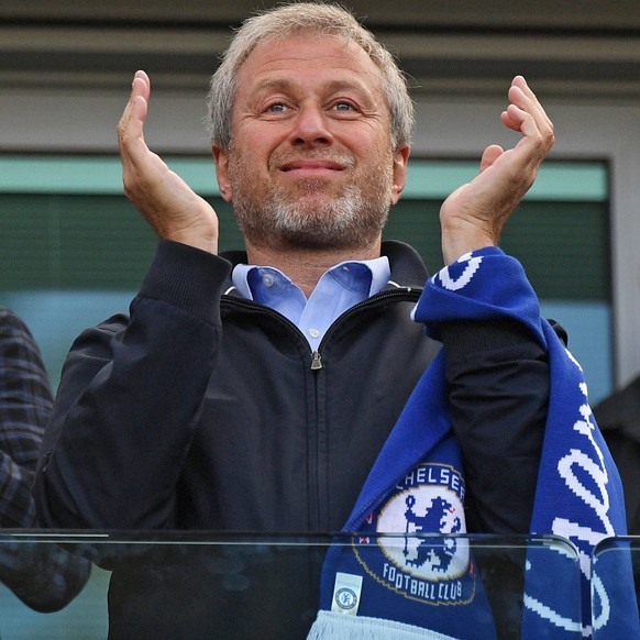 epa05979812 Chelsea owner Roman Abramovich (L) and his daughter Sofia (R) celebrate winniner the Premier League title after the English Premier League soccer match between Chlesea FC and Sunderland at ...