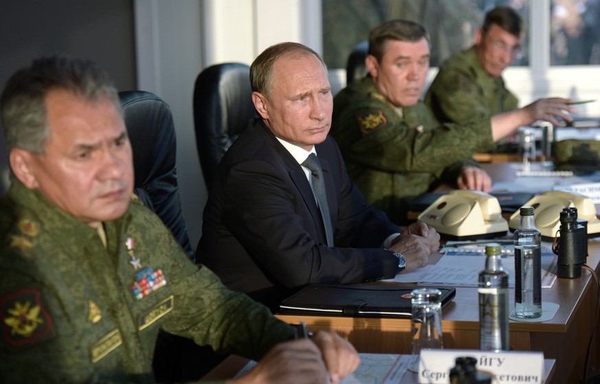 Putin flankiert von seinem Verteidigungsminister Sergei Shoigu (links) und Armee-Chef Valery Gerasimov.