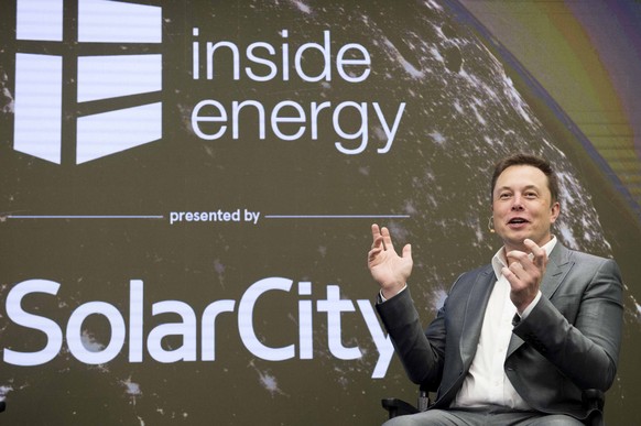 FILE PHOTO -- Elon Musk, Chairman of SolarCity and CEO of Tesla Motors, speaks at SolarCityÕs Inside Energy Summit in Manhattan, New York October 2, 2015. SolarCity on Friday said it had built a solar ...