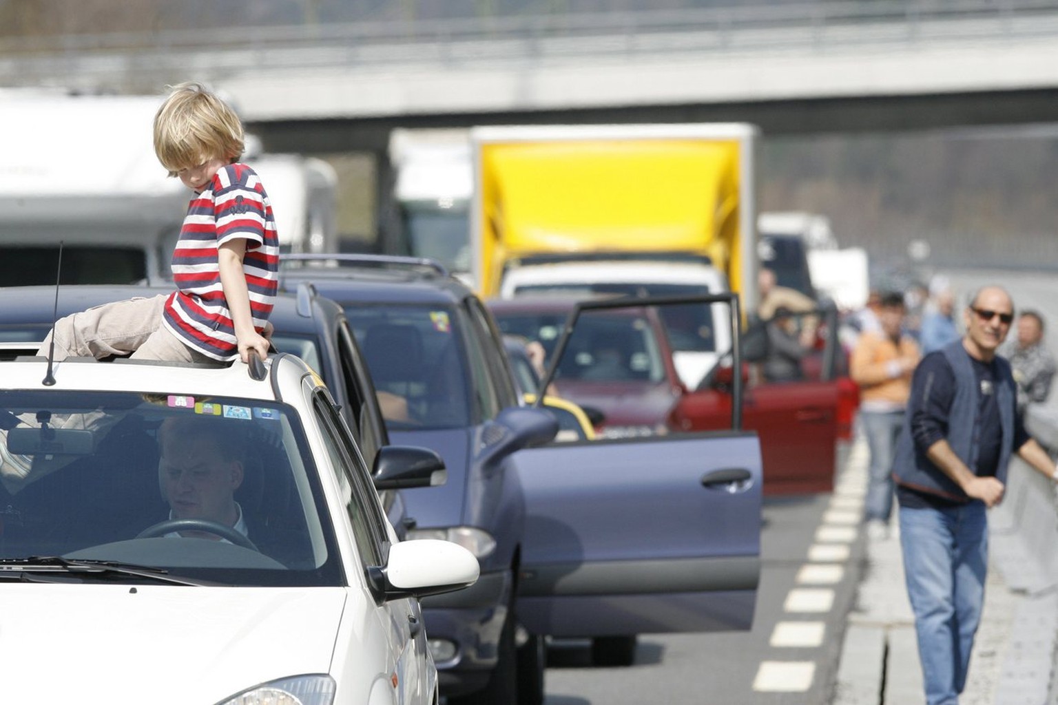 Fahrzeuge stauen sich auf der Autobahn A2 zwischen Erstfeld und Amsteg in Richtung Sueden am Samstag, 4. April 2009, auf einer Laenge von bis zu 9 Kilometern. Reisende mussten mit einem Zeitverlust vo ...