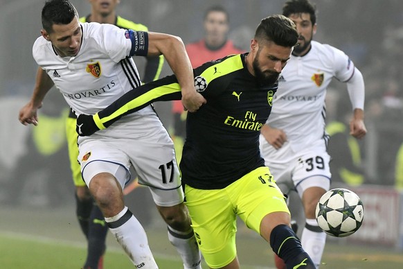 epa05663182 Basel&#039;s Marek Suchy, left, fights for the ball against Arsenal&#039;s Olivier Giroud, right, during an UEFA Champions League Group stage Group A soccer match between FC Basel 1893 and ...