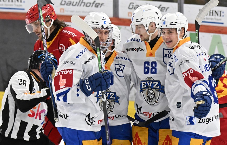 Nachrichten Linkding Zugs Mike Kuenzle, Fabrice Herzog, Micha Geisser, von links, jubeln beim Eishockey-Qualifikationsspiel der National League, zwischen den SCL Tigers und dem EV Zug, am Samstag, 26. Oktober 2024, in der ...