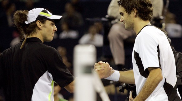 Gaston Gaudio gratuliert Roger Federer, obwohl er nach dem 0:6, 0:6 vermutlich lieber im Erdboden versunken wäre.