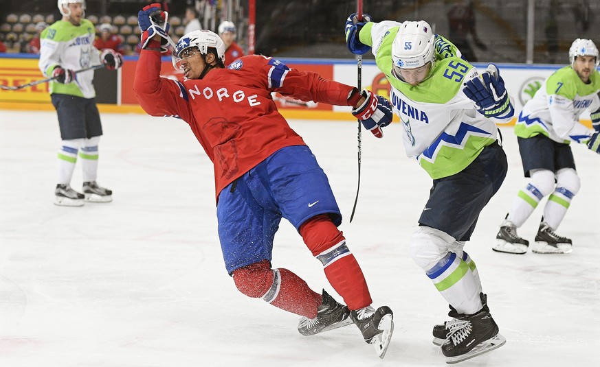 epa05953062 Norway&#039;s Andreas Martinsen (L) in action against Slovenia&#039;s Robert Sabolic (R) during the 2017 IIHF Ice Hockey World Championship group B preliminary round match between Slovenia ...