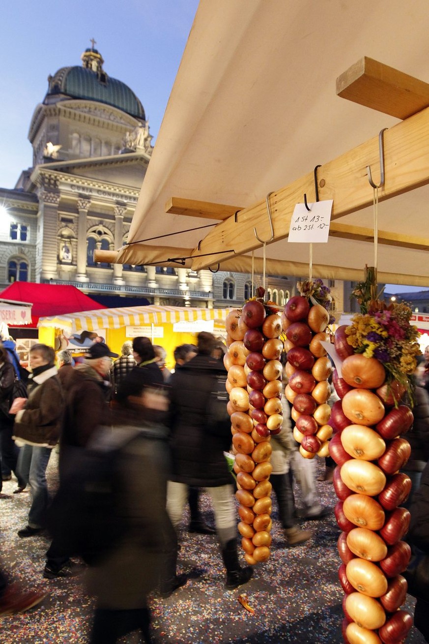 Zehntausende Besucher stroemen in den fruehen Morgenstunden durch die Strassen von Bern waehrend dem traditionellen &quot;Zibelemaerit&quot; am Montag, 28. November 2011 in Bern. (KEYSTONE/Peter Klaun ...