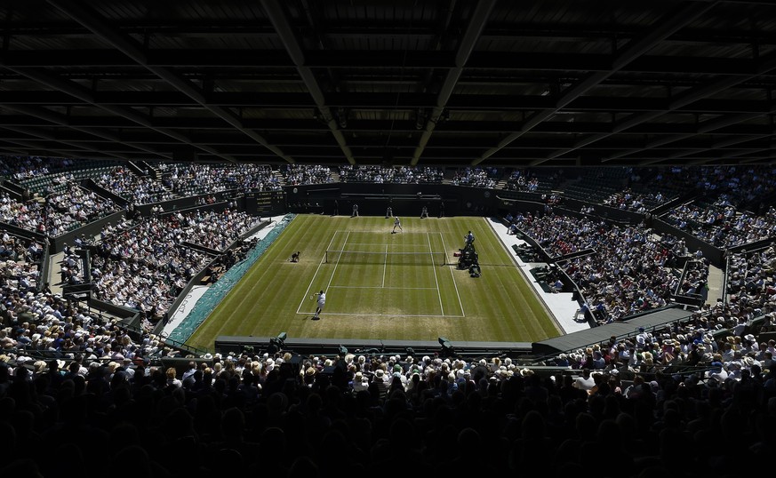 epa05410526 A general view of No.1 Court during the men&#039;s quarter finals of the Wimbledon Championships at the All England Lawn Tennis Club, in London, Britain, 06 July 2016. EPA/FACUNDO ARRIZABA ...