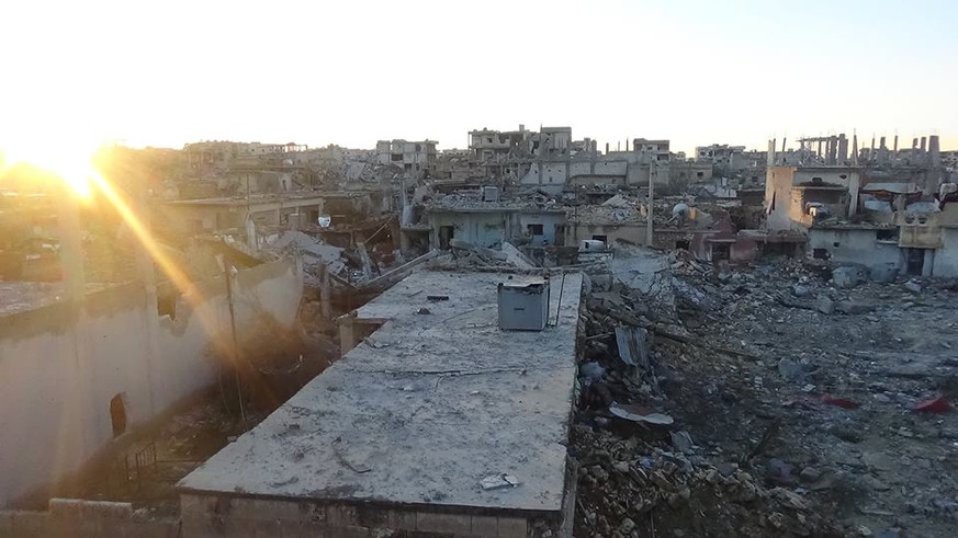 Am Dienstagmorgen hielt der freischaffende Journalist Jack Shahine dieses Bild der zerstörten Stadt fest. «Die Stadt des Widerstands Kobane wird wieder aufgehen, wie die Sonne über ihren Ruinen», schr ...