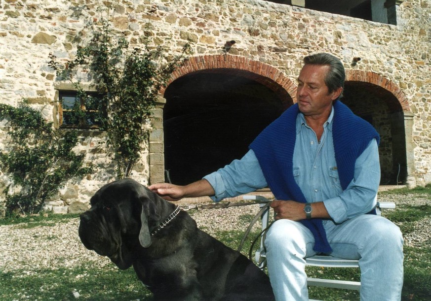Raphael Huber 1994 mit seinem Hund vor seiner toskanischen Villa.&nbsp;