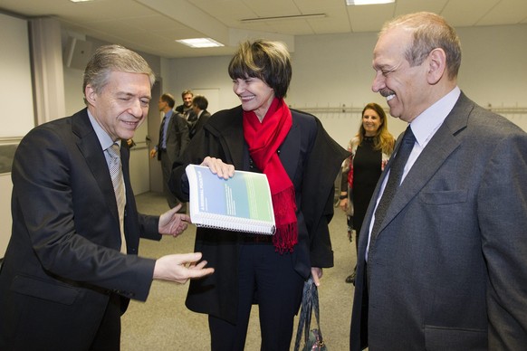 Die damalige Aussenministerin Micheline Calmy-Rey (Mitte) zeigt eine Kopie der Genfer Initiative mit dem Chef der palästinensischen Delegation, Jassir Abed Rabbo (rechts) und seinem israelischen Penda ...