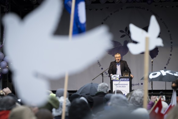 Andreas Glarner, Nationalrat SVP-AG, spricht waehrend eine Friedensdemo organisiert von Mass-Voll!, am Samstag, 11. Maerz 2023 auf dem Bundesplatz, in Bern. (KEYSTONE/Anthony Anex)