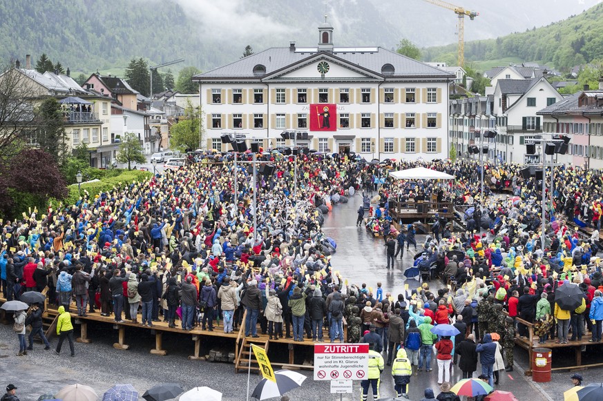 Glarnerinnen und Glarner stimmen ab an der Landsgemeinde, am Sonntag, 3. Mai 2015 in Glarus.(KEYSTONE/Samuel Truempy)