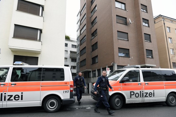 Polizeieinsatz vor zwei Haeusern an der Zuercher Neufrankengasse am Mittwoch, 4. Januar 2017. Die als &quot;Gammelhaeuser&quot; in die Schlagzeilen geratenen Liegenschaften sind noch immer bewohnt. (K ...