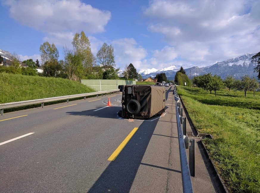 Auf der Schlagstrasse bei Schwyz ist am Donnerstag ein Militärfahrzeug verunfallt. Gemäss ersten Erkenntnissen wurde dabei niemand schwer verletzt.