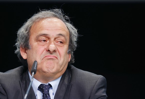 Das war's dann! Platini kündigt seinen Rücktritt an.