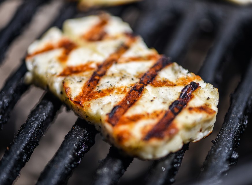 http://www.seriouseats.com/recipes/2014/07/grilled-queso-panela-roasted-tomatillo-poblano-salsa-recipe.html halloumi queso käse grill grillen grillieren bbq barbecue essen food