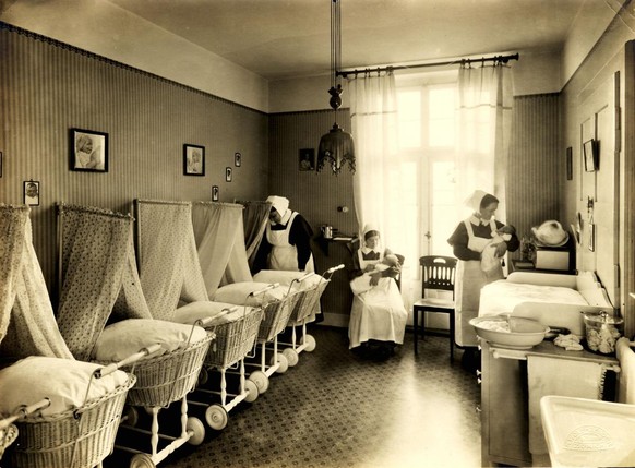 Kinderzimmer im Krankenhaus Bethanien um 1910.