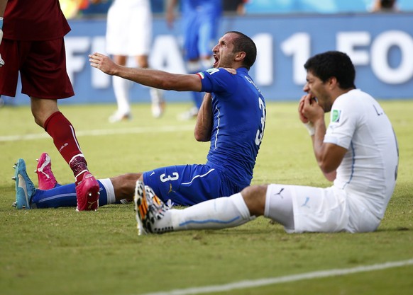 Suarez, nachdem er in die Schulter von Chiellini gebissen hat.