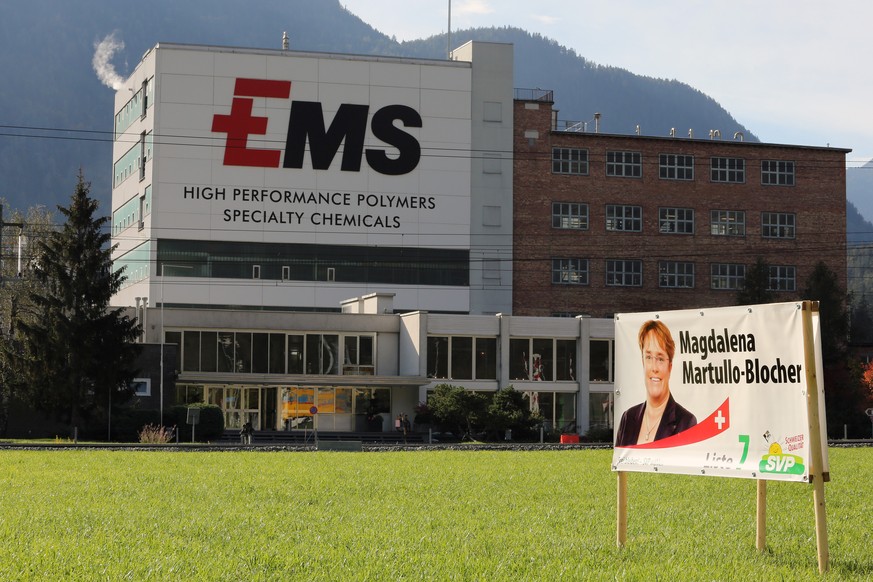 Domat/Ems, 09.10.2015 - Inland Wahlen, Wahlwerbung einer Unternehmerin: In Graubuenden kandidiert Magdalena Martullo-Blocher, die Chefin der Ems Chemie AG, für die SVP fuer einen Sitz im Nationalrat.  ...