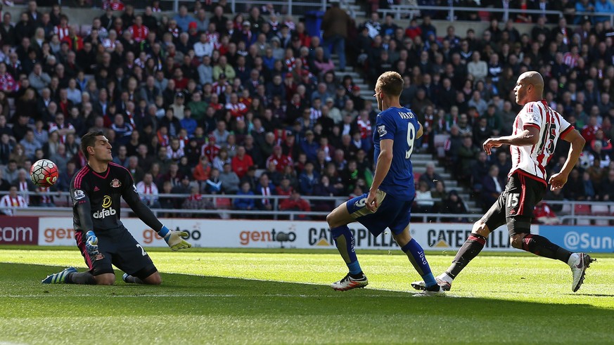 Die Entscheidung im Stadium of Light: Vardy bezwingt Sunderlands Goalie Mannone zum 1:0.
