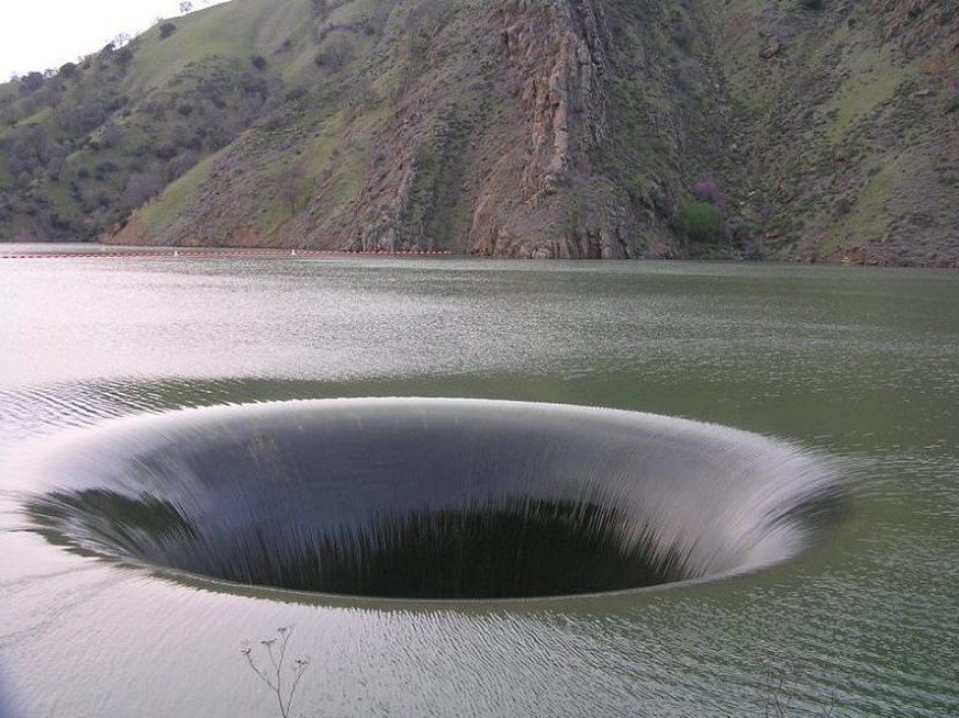 Ein Loch im See? Was wir hier sehen, ist ein sogenannter Überfalltrichter.&nbsp;