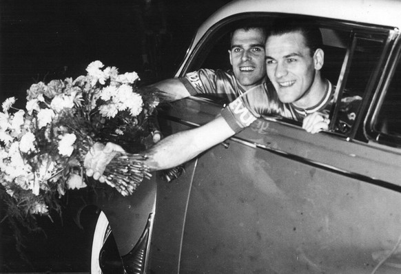 ARCHIVE---Fritz Pfenninger, vorne, gewinnt sein siebtes Auto im traditionellen &#039;Kaisersprint&#039; des Zuercher Sechstagerennens, undatierte Aufnahme. Hinter ihm der Radfahrer Walter Bucher. Im Z ...