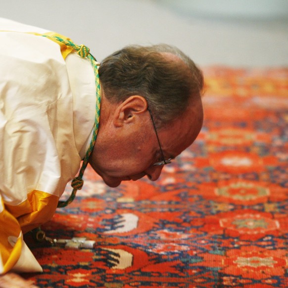 ARCHIVBILD ZUM RUECKTRITTSANGEBOT VON BISCHOF HUONDER --- Der neue Bischof von Chur, Vitus Huonder bei seiner Weihe im Kloster Einsiedeln, am Samstag, 8. September 2007. Vitus Huonder ist am Samstag a ...