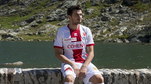 La premiere equipe du FC Sion avec les joueurs Daniel Follonier et Beg Ferati, posent pour la photo d&#039;equipe ce jeudi 21 aout 2014 au Col du Grand-Saint-Bernard. Le club de football du FC Sion va ...