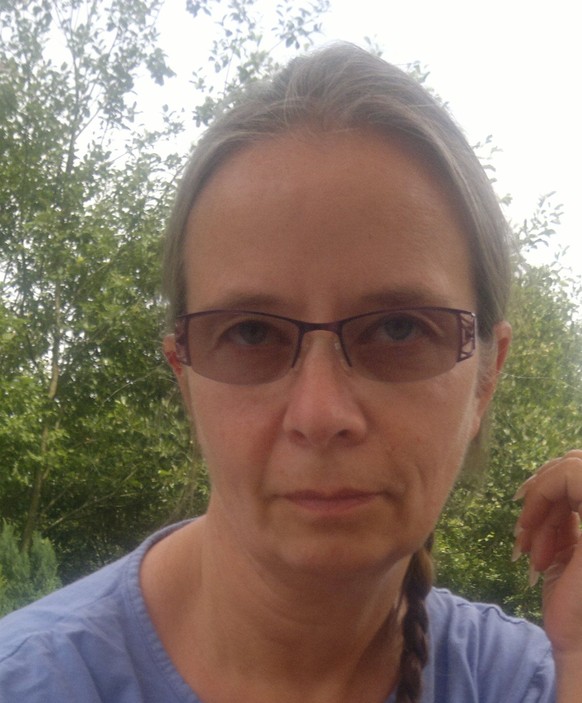 Die Kantonspolizei Aargau fahndet nach der mutmasslichen 

Tatverdächtigen, Ophelia Susanne Dini, 51-jährig, Schweizerin. Signalement:

zirka 150 cm gross, lange dunkle Haare, Brillenträgerin.
