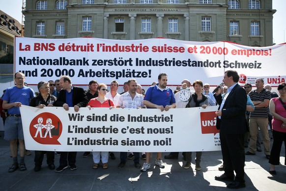 Gewerkschafter demonstrieren vor dem Sitz der Nationalbank.