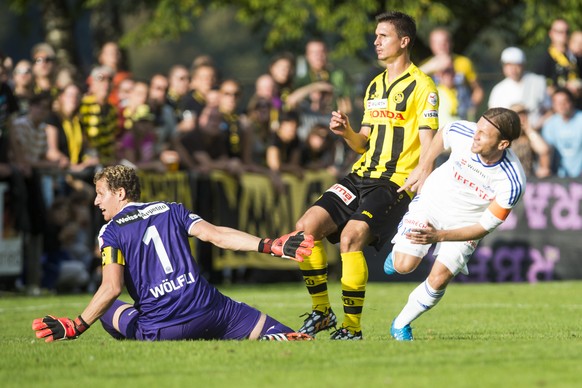 Christophe Lambert vom SC Buochs bezwingt YB-Goalie Marco Wölfli, Milan Vilotic staunt.